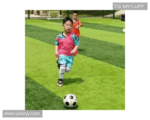 小孩目睹足球明星精彩瞬间露出惊讶神情的可爱瞬间